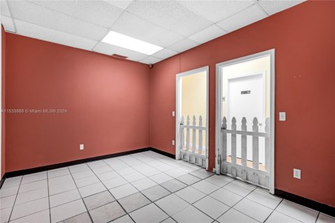 Propiedad comercial en venta en Hialeah, Florida № 1936321 - foto 11