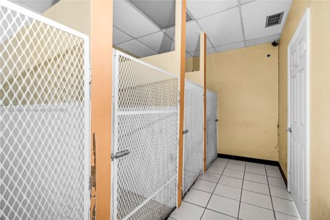 Propiedad comercial en venta en Hialeah, Florida № 1936321 - foto 12