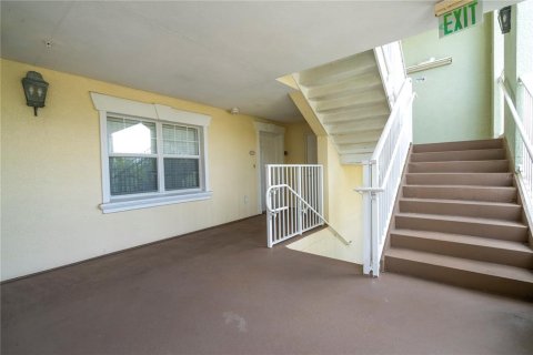 Condo in Four Corners, Florida, 3 bedrooms № 2196780 - photo 9