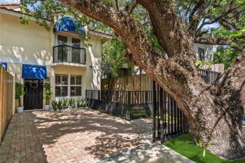 Купить таунхаус в Майами, Флорида 3 спальни, 160.72м2, № 2057227 - фото 2