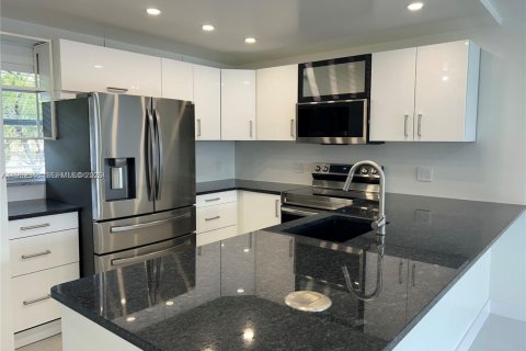 Снять в аренду кондоминиум в Норт-Майами-Бич, Флорида 1 спальня, 75.44м2, № 2007386 - фото 3