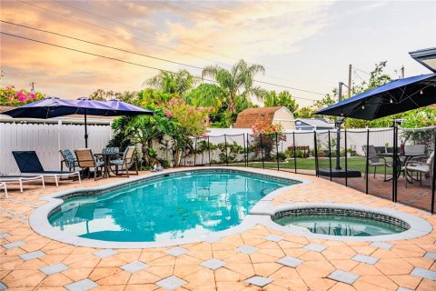 Casa en venta en Largo, Florida, 4 dormitorios, 167.97 m2 № 2224545 - foto 2