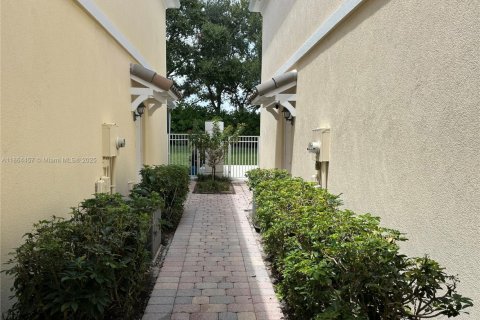 Townhouse in Palm Beach Gardens, Florida 3 bedrooms, 145.86 sq.m. № 1892690 - photo 14
