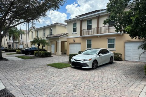 Townhouse in Palm Beach Gardens, Florida 3 bedrooms, 145.86 sq.m. № 1892690 - photo 1