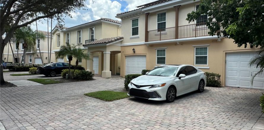 Townhouse in Palm Beach Gardens, Florida 3 bedrooms, 145.86 sq.m. № 1892690
