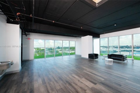 Commercial property in Doral, Florida № 2006088 - photo 13