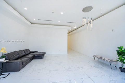 Commercial property in Doral, Florida № 2006088 - photo 8