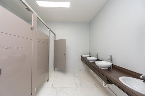 Commercial property in Doral, Florida № 2006088 - photo 9