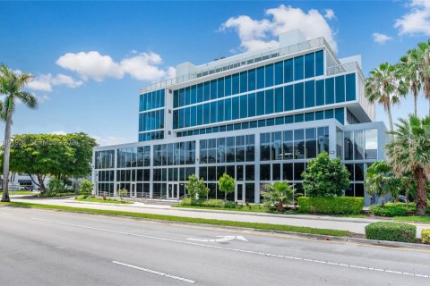 Commercial property in Doral, Florida № 2006088