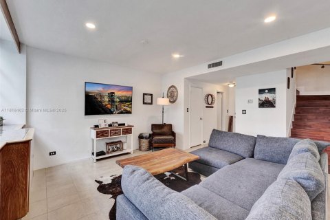 Condo in Miami, Florida, 2 bedrooms  № 1775952 - photo 5
