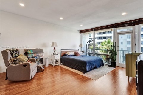 Condo in Miami, Florida, 2 bedrooms  № 1775952 - photo 24