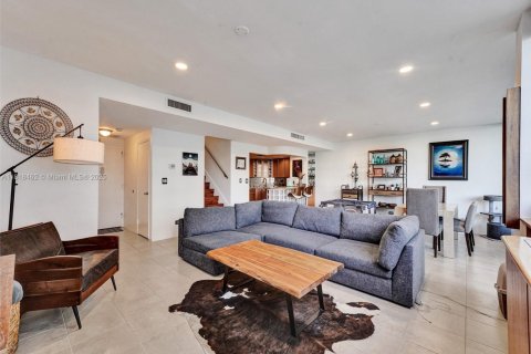 Condo in Miami, Florida, 2 bedrooms  № 1775952 - photo 2