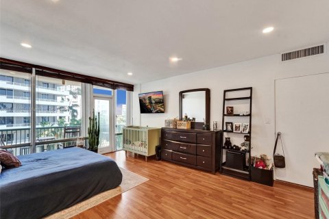 Condo in Miami, Florida, 2 bedrooms  № 1775952 - photo 27