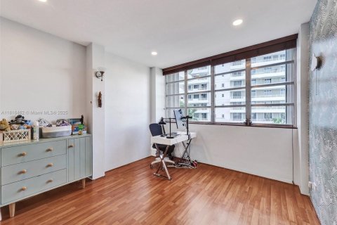 Condo in Miami, Florida, 2 bedrooms  № 1775952 - photo 16