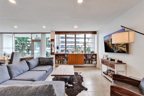 Condo in Miami, Florida, 2 bedrooms  № 1775952 - photo 3