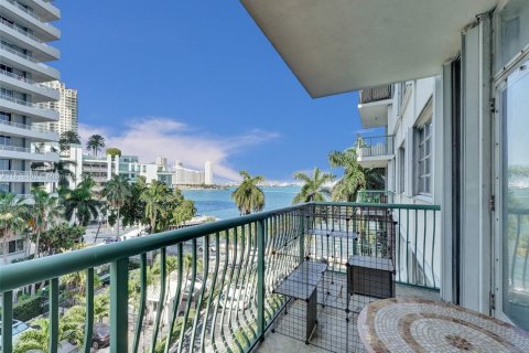 Condo in Miami, Florida, 2 bedrooms  № 1775952 - photo 1
