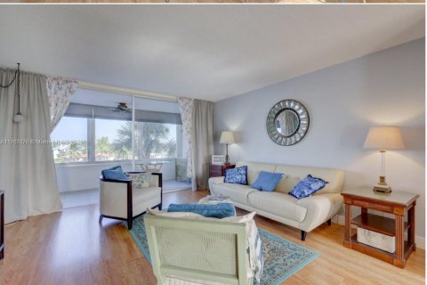Condo in Pompano Beach, Florida, 1 bedroom  № 1868723 - photo 2