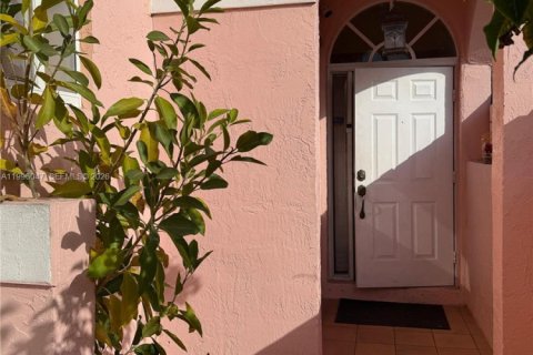 Villa ou maison à vendre à Hialeah, Floride: 5 chambres, 152.17 m2 № 2064513 - photo 4