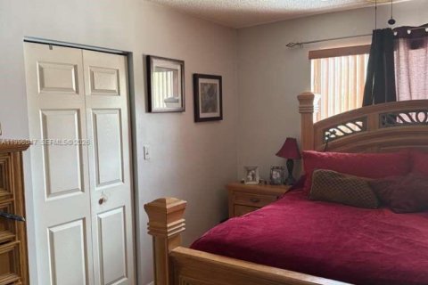 Villa ou maison à vendre à Hialeah, Floride: 5 chambres, 152.17 m2 № 2064513 - photo 16