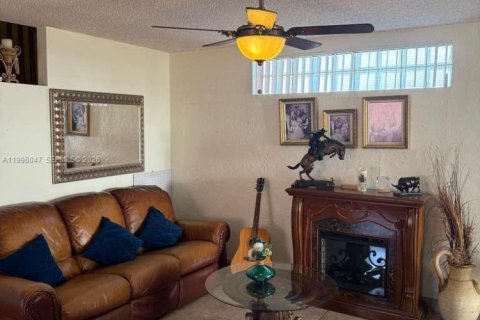 Villa ou maison à vendre à Hialeah, Floride: 5 chambres, 152.17 m2 № 2064513 - photo 5