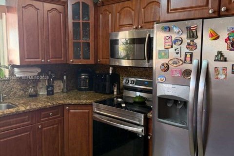 Villa ou maison à vendre à Hialeah, Floride: 5 chambres, 152.17 m2 № 2064513 - photo 10