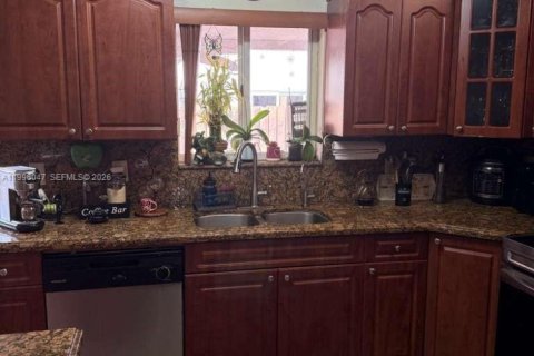 Villa ou maison à vendre à Hialeah, Floride: 5 chambres, 152.17 m2 № 2064513 - photo 9