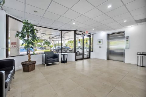 Commercial property in Pembroke Pines, Florida № 1848774 - photo 1