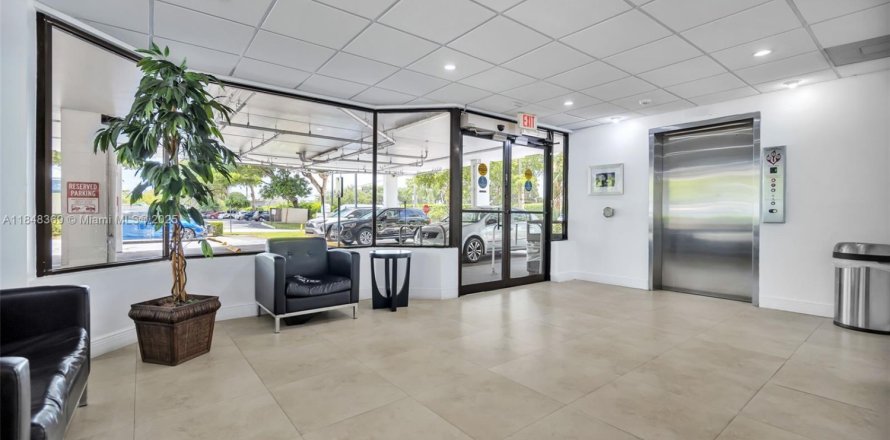 Commercial property in Pembroke Pines, Florida № 1848774