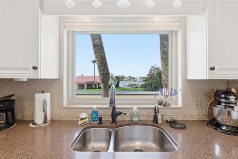 Condo in Crystal River, Florida, 2 bedrooms  № 2321304 - photo 16