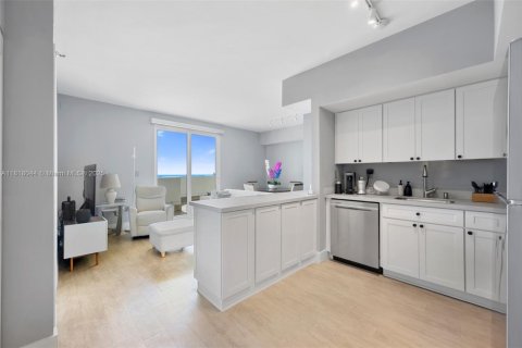 Condo in Miami Beach, Florida, 1 bedroom  № 1794539 - photo 10