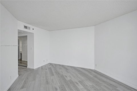 Condominio en venta en Sunny Isles Beach, Florida, 2 dormitorios, 135.64 m2 № 2034635 - foto 17