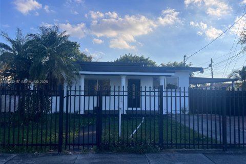 Снять в аренду виллу или дом в Майами, Флорида 1 спальня, 184.13м2, № 1992457 - фото 1