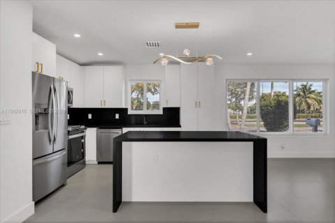 House in Miami Gardens, Florida 4 bedrooms, 171.96 sq.m. № 1999530 - photo 3