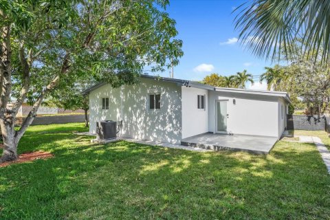 House in Miami Gardens, Florida 4 bedrooms, 171.96 sq.m. № 1999530 - photo 25