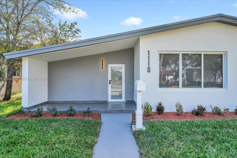 House in Miami Gardens, Florida 4 bedrooms, 171.96 sq.m. № 1999530 - photo 2