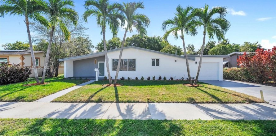 House in Miami Gardens, Florida 4 bedrooms, 171.96 sq.m. № 1999530