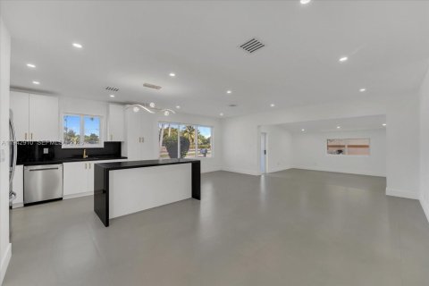 House in Miami Gardens, Florida 4 bedrooms, 171.96 sq.m. № 1999530 - photo 7