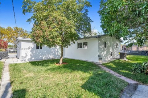 House in Miami Gardens, Florida 4 bedrooms, 171.96 sq.m. № 1999530 - photo 26