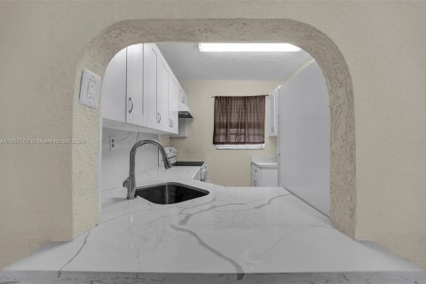 Copropriété à louer à Palmetto Bay, Floride: 2 chambres, 74.41 m2 № 1881883 - photo 9