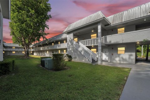 Copropriété à louer à Palmetto Bay, Floride: 2 chambres, 74.41 m2 № 1881883 - photo 1