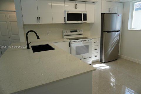 House in Homestead, Florida 4 bedrooms, 155.15 sq.m. № 2011679 - photo 10