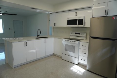 House in Homestead, Florida 4 bedrooms, 155.15 sq.m. № 2011679 - photo 9