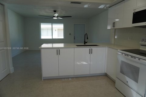 House in Homestead, Florida 4 bedrooms, 155.15 sq.m. № 2011679 - photo 12