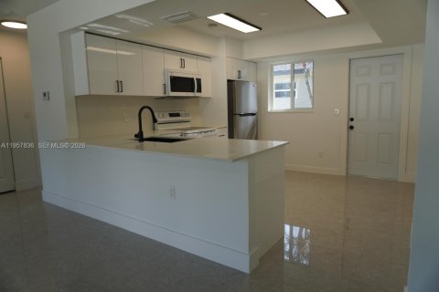 House in Homestead, Florida 4 bedrooms, 155.15 sq.m. № 2011679 - photo 8