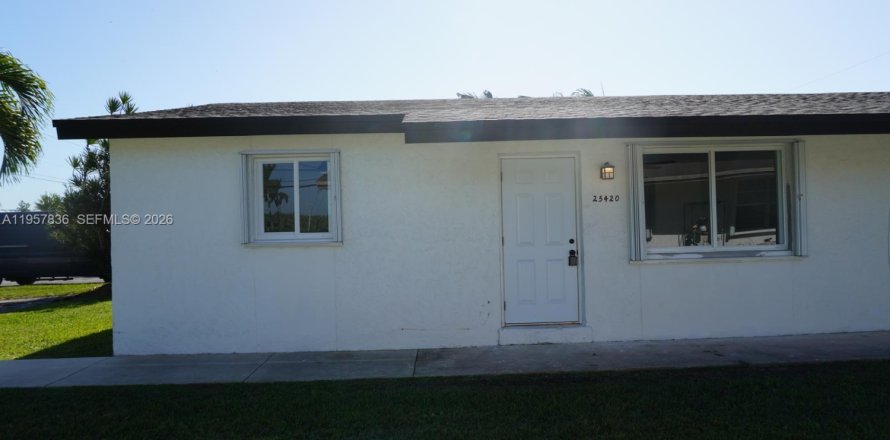 House in Homestead, Florida 4 bedrooms, 155.15 sq.m. № 2011679
