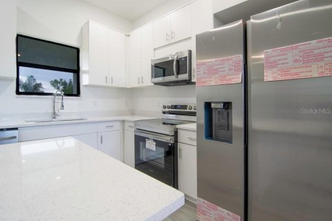 Villa ou maison à louer à Port Charlotte, Floride: 4 chambres, 161.93 m2 № 2157033 - photo 9