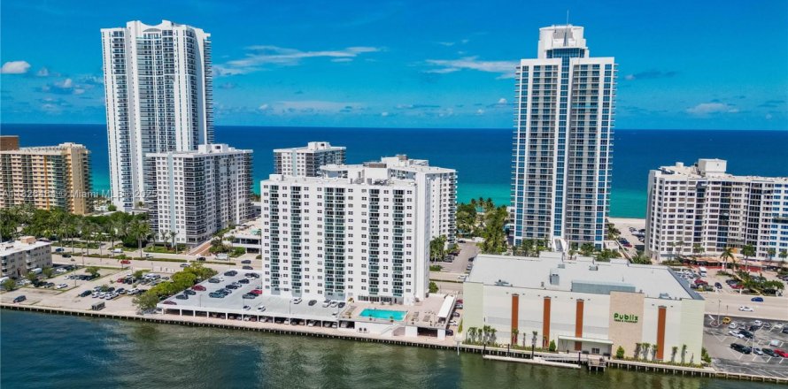 Condominio en Hollywood, Florida, 2 dormitorios № 1797105