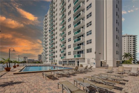 Condominio en venta en Hollywood, Florida, 2 dormitorios, 119.66 m2 № 1797105 - foto 4