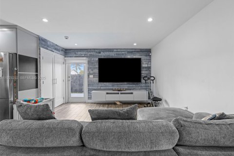 Casa en venta en Miami, Florida, 3 dormitorios, 111.67 m2 № 1982280 - foto 12