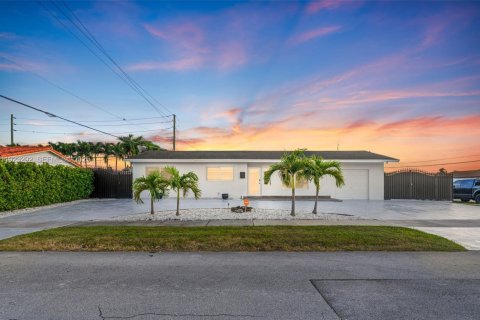Casa en venta en Miami, Florida, 3 dormitorios, 111.67 m2 № 1982280 - foto 1
